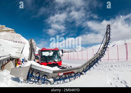 Schneekatze im Snowpark Madonna di Campiglio und Usus Snowpark im Val Rendena dolomites Trentino Italien im Winter Stockfoto