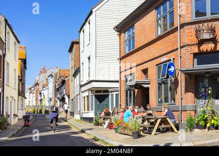 Hastings Old Town All Saints Street Leute saßen vor dem Pub, dem Crown Public House Hastings East Sussex England UK GB Europe Stockfoto