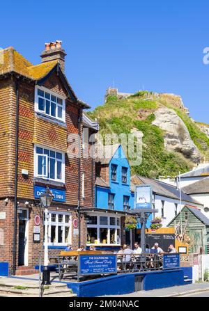 Hastings Old Town mit Leuten saßen vor dem Dolphin Inn an der Rock-a-Nore Road Hastings Old Town Hastings East Sussex England Großbritannien GB Europa Stockfoto