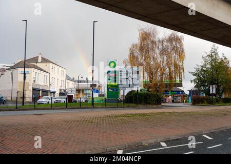 Ein Regenbogen bei der BP-Garage am Fuße der Shields Road, Byker, Newcastle upon Tyne, Großbritannien Stockfoto