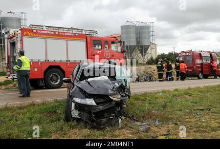 Er hat ein Auto vor einem Feuerwehrauto zerstört, nachdem er einen Verkehrsunfall hatte. Stockfoto