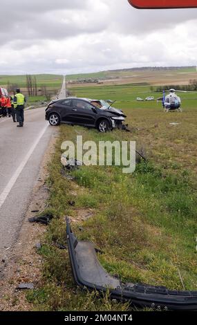 Auto nach einem Verkehrsunfall in der Nähe eines Hubschraubers von der Straße abgekommen. Stockfoto