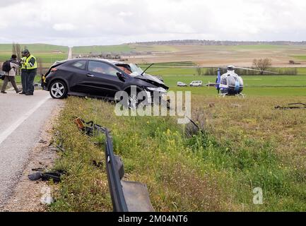 Fahrzeug nach einem Verkehrsunfall in der Nähe eines Nothubschraubers von der Straße abgekommen. Stockfoto