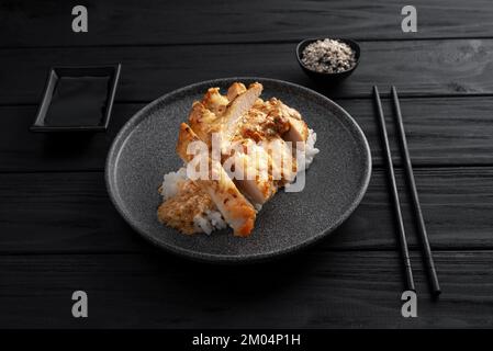 Thailändisches Frühstück Gai Pad Pongali mit Huhn. Nahaufnahme. Panasiatische Küche. Thailändische Gerichte in einem Missgeschick. Stockfoto