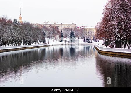 MINSK, BELARUS - 30. NOVEMBER 2022. Blick auf die kommunistische Straße am Ufer des Flusses Svisloch. Stockfoto