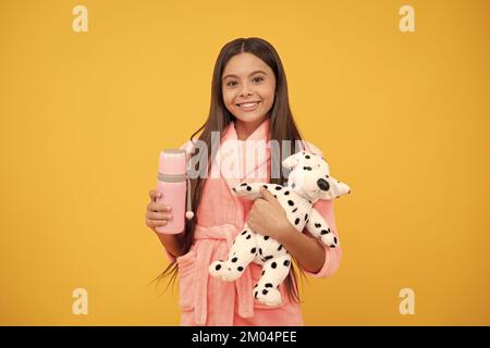 Guten Morgen. Kid tragen weichen Nachthemd spielen mit Spielzeug. Kind in gemütlichen Nachtwäsche. Haut Schönheit. Stockfoto