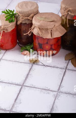 Eingelegtes Gemüse in Gläsern. Stockfoto