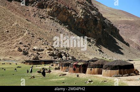 Nomad-Zelte in der Nähe des Minarets von Jam, Provinz Ghor in Afghanistan. Nomaden haben hier ihre Zelte aufgestellt, um ihre Tiere auf der Wiese zu grasen. Stockfoto