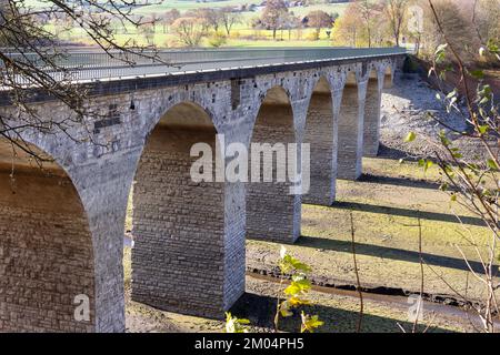 Die Brücke über den ausgetrockneten See in Deutschland namens Diemelsee im Naturpark Diemelsee, Gebiet Sauerland, Deutschland Stockfoto