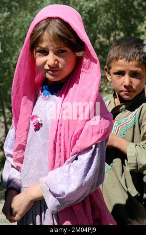 Nomad Siedlung in der Nähe des Minarets von Jam, Provinz Ghor/Afghanistan: Kinder in traditioneller Kleidung. Nomaden sind in dieser Region immer noch weit verbreitet. Stockfoto