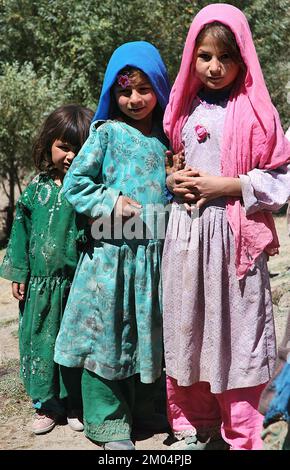 Nomad Siedlung in der Nähe des Minarets von Jam, Provinz Ghor/Afghanistan: Kinder in traditioneller Kleidung. Nomaden sind in dieser Region immer noch weit verbreitet. Stockfoto