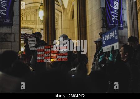 Washington, Universitätsbezirk, USA. 28.. November 2022. Ein Protestteilnehmer hält ein Plakat, auf dem er Chinas Freiheit fordert und die Lockdown-Politik während der Demonstration stoppt. An der Universität von Washington versammelten sich mehr als zweihundert Menschen, um Solidarität mit dem "Weißbuch"-Protest in China zu zeigen. Die Demonstranten forderten die chinesische Regierung auf, alle Demonstranten freizulassen, China zu befreien, und forderten Präsident Xi auf, zurückzutreten. Die Demonstranten zündeten jedoch eine Kerze an, um eine Tragödie unter exzessiver Kontrolle zu symbolisieren, um ihre Unterstützung für die Tragödie des Urumqi-Feuers zu zeigen. Diese Tragödie hat Leben gefordert Stockfoto