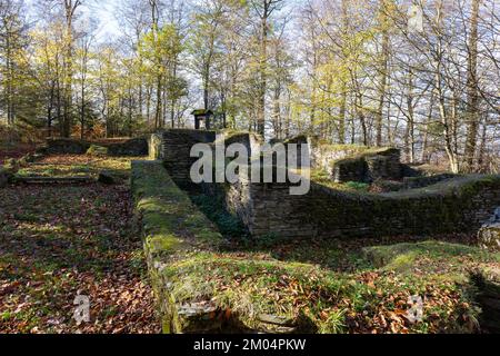 Ruinen und Überreste einer mehr als 2000 Jahre alten Kirche und Friedhof namens „Borbergs Kirchhof“ im Sauerland, Deutschland Stockfoto