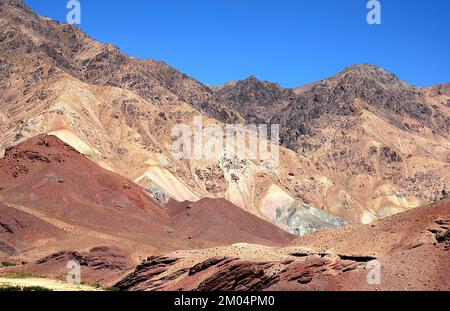 Farbenfrohe Berglandschaft in der Nähe von Chisht-e-Sharif in der Provinz Herat, Afghanistan. Die trockenen Berge sind ungastfreundlich, schaffen aber eine wunderschöne Landschaft. Stockfoto