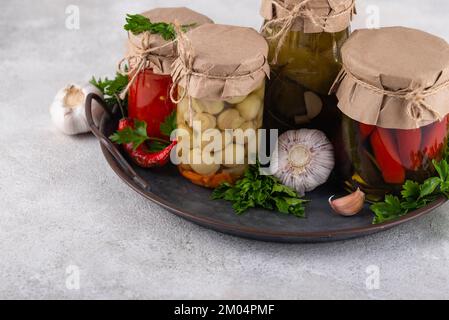 Eingelegtes Gemüse in Gläsern. Stockfoto