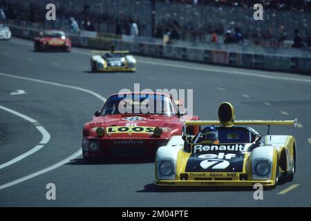 MOTORSPORT - LE MANS 24 STUNDEN / 24 HEURES DU MANS - 11 BIS 12/06/1977 - LE MANS (FRA) - FOTO : DPPI - Patrick Tambay / Jean-Pierre Jaussaud - Equipe Renault Elf (F) - Renault Alpine A442 - Action Tim Schenken / Toine Hezemans / Hans Heyer - Gelo Racing Team (D) - Porsche 935 - Action Stockfoto