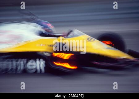 Patrick TAMBAY (FRA) rüstet Renault Elf RE60B während der Formel-1-Weltmeisterschaft 1985 aus – Foto-DPPI Stockfoto