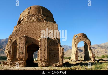 Chisht-e-Sharif, Provinz Herat, Afghanistan. Zwei Ziegelkuppeln aus der Ghorid-Zeit in Chisht (oder Chist) im Westen Afghanistans. Stockfoto