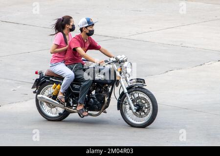 SAMUT PRAKAN, THAILAND, 02 2022. MÄRZ, das Paar fährt auf der Straße mit dem Motorrad. Stockfoto