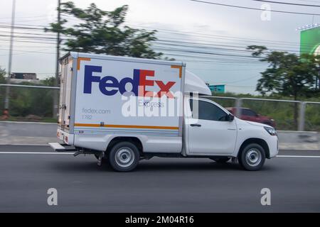 BANGKOK, THAILAND, 15 2022. JUNI, Eine Abholung von Fedex fährt in der Dämmerung entlang der Autobahn Stockfoto