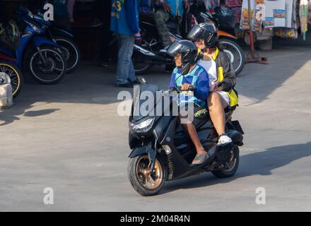 SAMUT PRAKAN, THAILAND, Okt 19 2022, das Paar fährt auf der Straße mit dem Motorrad Stockfoto