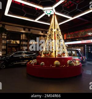 Weihnachtsbaum und Taxistand vor dem Savoy Hotel, The Strand, London. Stockfoto