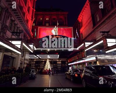 Savoy Hotel Weihnachtsfassade und Taxistand, The Strand, London. Das Savoy Theatre befindet sich auf der rechten Seite und zeigt derzeit Pretty Woman Stockfoto