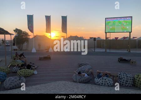 Al Chaur, Katar. 28.. November 2022. Fußballfans sehen sich im Fan Village in Al-Chaur im Norden Katars ein Fußballspiel auf einer großen Leinwand an. Kredit: Jan Kuhlmann/dpa/Alamy Live News Stockfoto