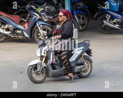 SAMUT PRAKAN, THAILAND, Okt 19 2022, modisch gekleidete Erwachsene Frau fährt Motorrad Stockfoto