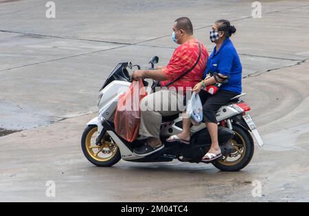 SAMUT PRAKAN, THAILAND, SEP 26 2022, das Paar fährt auf dem Motorrad auf der nassen Straße. Stockfoto