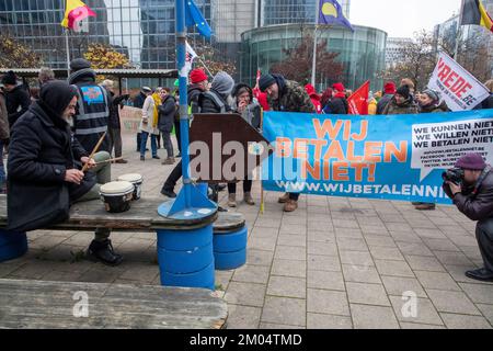 Die Menschen versammeln sich zu einer Protestaktion des "Trop is te veel"-Verbands (zu viel ist zu viel) gegen hohe Energiepreise und den allgemeinen Anstieg der Lebenshaltungskosten, Sonntag, den 04. Dezember 2022 in Brüssel. BELGA FOTO NICOLAS MAETERLINCK Stockfoto