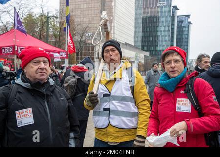 Die Menschen versammeln sich zu einer Protestaktion des "Trop is te veel"-Verbands (zu viel ist zu viel) gegen hohe Energiepreise und den allgemeinen Anstieg der Lebenshaltungskosten, Sonntag, den 04. Dezember 2022 in Brüssel. BELGA FOTO NICOLAS MAETERLINCK Stockfoto