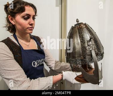 London UK 4. Dezember 2022 die Roy Elvis Collection of Indian Arms and Armour einschließlich einer seltenen südindischen Post und Tellerhelm aus dem 16.. Jahrhundert (geschätzt: 3.000 - 5.000 GBP). Auktion Mittwoch, 7. Dezember 22 Paul Quezada-Neiman/Alamy Live News Stockfoto