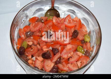 Tomatensalat mit Oliven Stockfoto