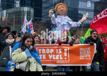 Die Menschen versammeln sich zu einer Protestaktion des "Trop is te veel"-Verbands (zu viel ist zu viel) gegen hohe Energiepreise und den allgemeinen Anstieg der Lebenshaltungskosten, Sonntag, den 04. Dezember 2022 in Brüssel. BELGA FOTO NICOLAS MAETERLINCK Stockfoto