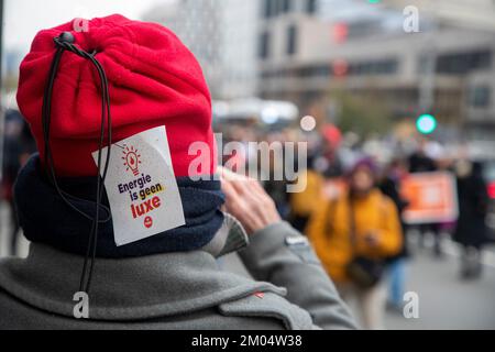 Die Menschen versammeln sich zu einer Protestaktion des "Trop is te veel"-Verbands (zu viel ist zu viel) gegen hohe Energiepreise und den allgemeinen Anstieg der Lebenshaltungskosten, Sonntag, den 04. Dezember 2022 in Brüssel. BELGA FOTO NICOLAS MAETERLINCK Stockfoto