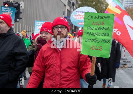 Die Menschen versammeln sich zu einer Protestaktion des "Trop is te veel"-Verbands (zu viel ist zu viel) gegen hohe Energiepreise und den allgemeinen Anstieg der Lebenshaltungskosten, Sonntag, den 04. Dezember 2022 in Brüssel. BELGA FOTO NICOLAS MAETERLINCK Stockfoto