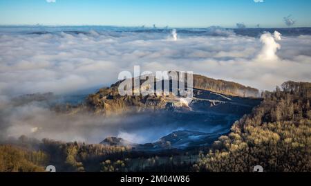 Luftaufnahme, Nebel im Steinbruch Ebel Steinbruchbetriebe Werk Habbel im Bezirk Herdringen in Arnsberg, Sauerland, Nordrhein-Westfalen, Germa Stockfoto