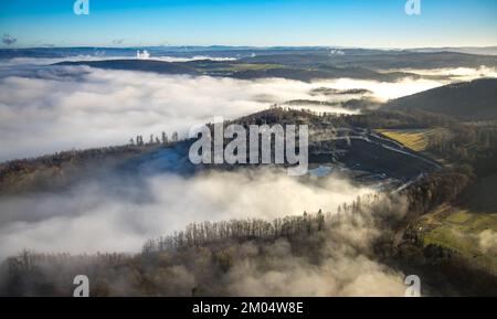 Luftaufnahme, Nebel im Steinbruch Ebel Steinbruchbetriebe Werk Habbel im Bezirk Herdringen in Arnsberg, Sauerland, Nordrhein-Westfalen, Germa Stockfoto