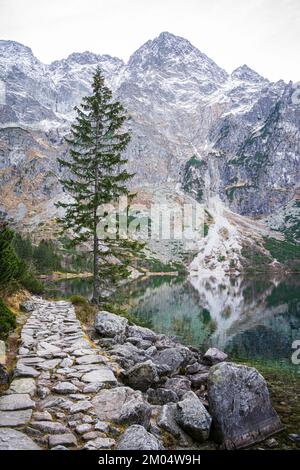 Morskie Oko oder Sea Eye Lake, berühmtes Touristenziel im Tatra-Nationalpark, in der Nähe von Zakopane, Polen. Fünf Seen im Tal der Berge. Wunderschöne polnische Landschaft. Stockfoto