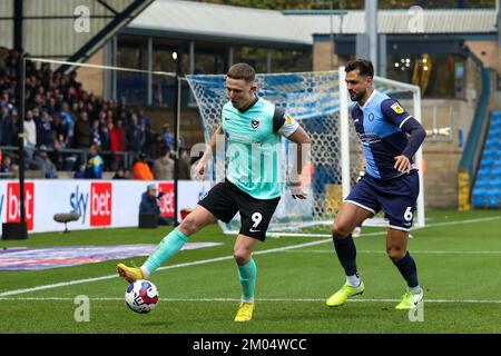 High Wycombe, Großbritannien. 04.. Dezember 2022. Colby Bishop vom Portsmouth FC wird von Ryan Tafazolli von Wycombe Wanderers während des Sky Bet League 1-Spiels Wycombe Wanderers vs Portsmouth am Adams Park, High Wycombe, Großbritannien, am 4.. Dezember 2022 (Foto von Nick Browning/News Images) in High Wycombe, Großbritannien, am 12./4. Dezember 2022 unter Druck gesetzt. (Foto von Nick Browning/News Images/Sipa USA) Guthaben: SIPA USA/Alamy Live News Stockfoto