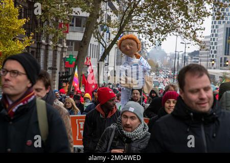 Die Menschen versammeln sich zu einer Protestaktion des "Trop is te veel"-Verbands (zu viel ist zu viel) gegen hohe Energiepreise und den allgemeinen Anstieg der Lebenshaltungskosten, Sonntag, den 04. Dezember 2022 in Brüssel. BELGA FOTO NICOLAS MAETERLINCK Stockfoto