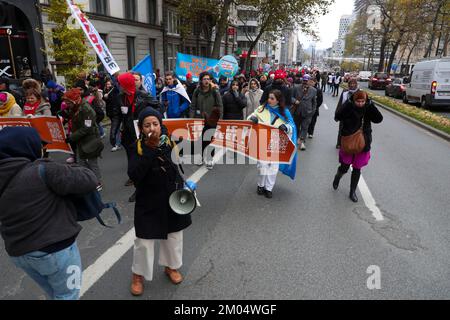 Die Menschen versammeln sich zu einer Protestaktion des "Trop is te veel"-Verbands (zu viel ist zu viel) gegen hohe Energiepreise und den allgemeinen Anstieg der Lebenshaltungskosten, Sonntag, den 04. Dezember 2022 in Brüssel. BELGA FOTO NICOLAS MAETERLINCK Stockfoto