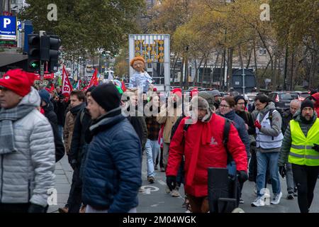 Die Menschen versammeln sich zu einer Protestaktion des "Trop is te veel"-Verbands (zu viel ist zu viel) gegen hohe Energiepreise und den allgemeinen Anstieg der Lebenshaltungskosten, Sonntag, den 04. Dezember 2022 in Brüssel. BELGA FOTO NICOLAS MAETERLINCK Stockfoto