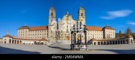 Einsiedeln, Schweiz - 27. Oktober 2022: Das Benediktinerkloster Einsiedeln mit seiner mächtigen Basilika ist das wichtigste katholische Wallfahrtszentrum in SWI Stockfoto