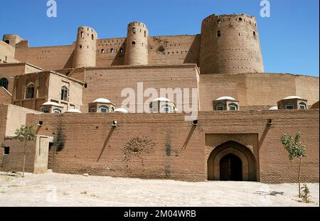 Herat Zitadelle in Herat, Afghanistan. Das Fort stammt aus dem 15.. Jahrhundert. Das Schloss wurde in den 1970er Jahren restauriert und 2011 renoviert. Stockfoto
