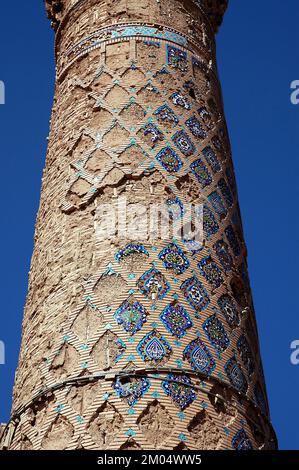 Herat in Afghanistan. Detail eines der Musalla-Minarette von Herat, Teil des Musalla-Komplexes. Fünf Minarette sind noch übrig - ruiniert, aber immer noch stehen. Stockfoto