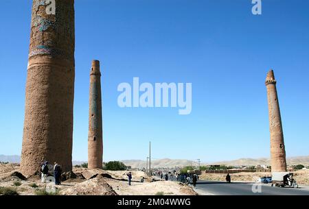Herat in Afghanistan. Drei der Musalla-Minarette von Herat, Teil des Musalla-Komplexes. Fünf Minarette sind noch übrig - ruiniert, aber immer noch stehen. Stockfoto