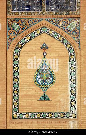 Herat im Westen Afghanistans. Die große Moschee von Herat (Freitagsmoschee oder Jama Masjid). Details der Moschee-Fliesen mit Mosaiken und Kalligraphie. Stockfoto