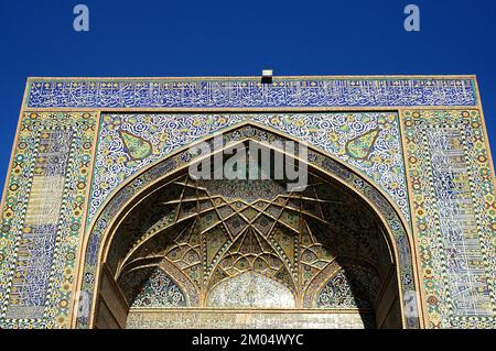 Herat im Westen Afghanistans. Die große Moschee von Herat (Freitagsmoschee oder Jama Masjid). Details der Moschee-Fliesen mit Mosaiken und Kalligraphie. Stockfoto